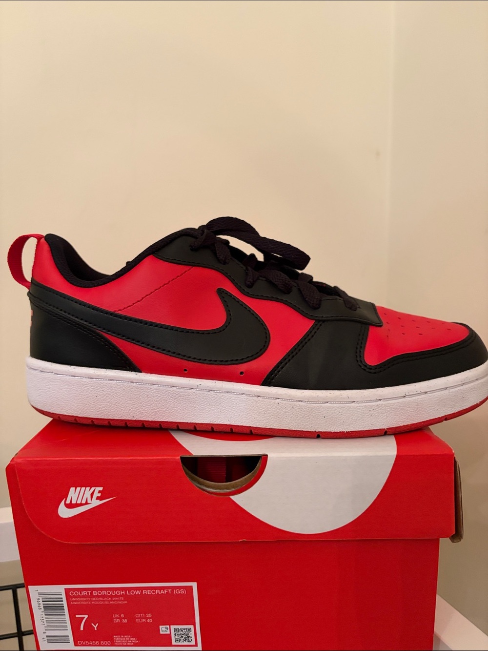 Nike Kids Black & Red Low-Top Sneakers